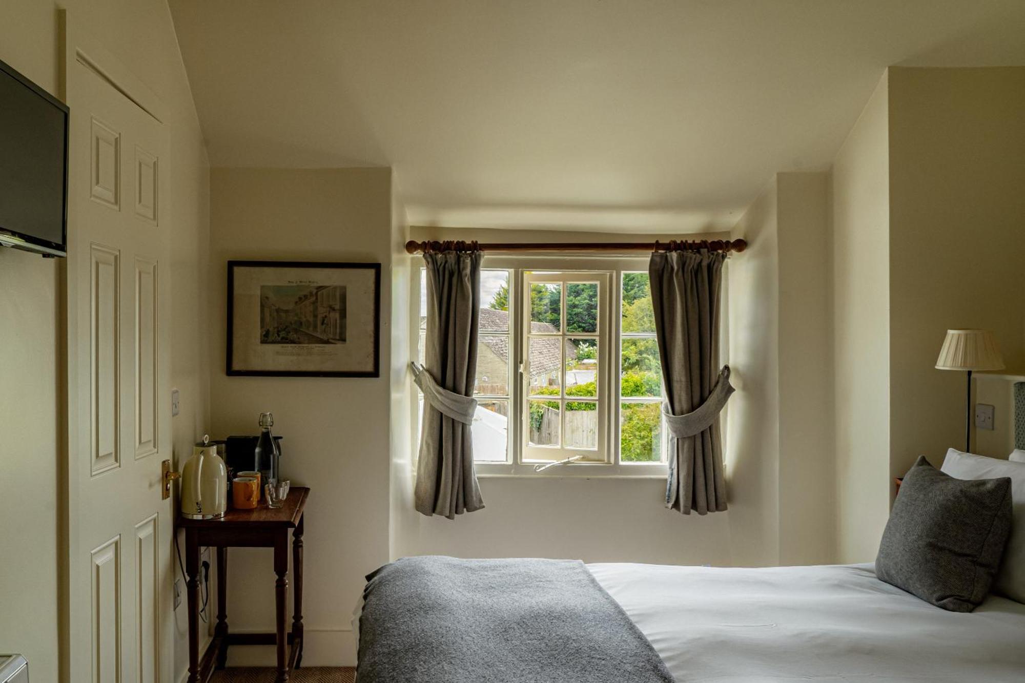 The Bell Inn レッチレード エクステリア 写真