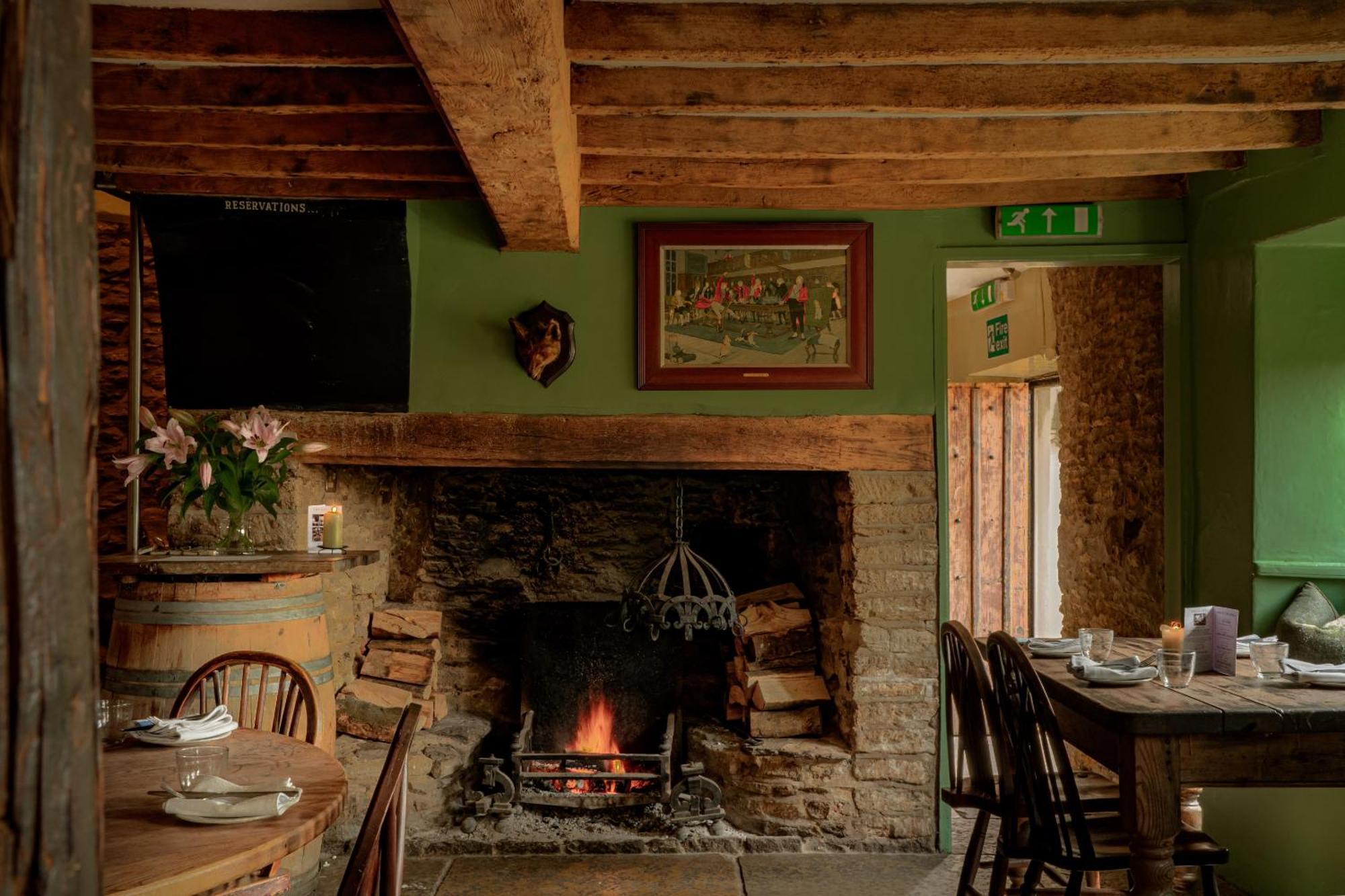 The Bell Inn レッチレード エクステリア 写真